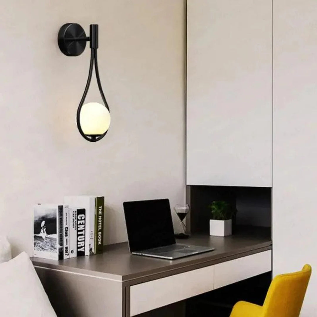 Gemma | Elegante Druppelvormige Wandlamp – Sculpturaal Design met Glazen Orb