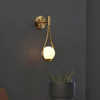 Gemma | Elegante Druppelvormige Wandlamp – Sculpturaal Design met Glazen Orb
