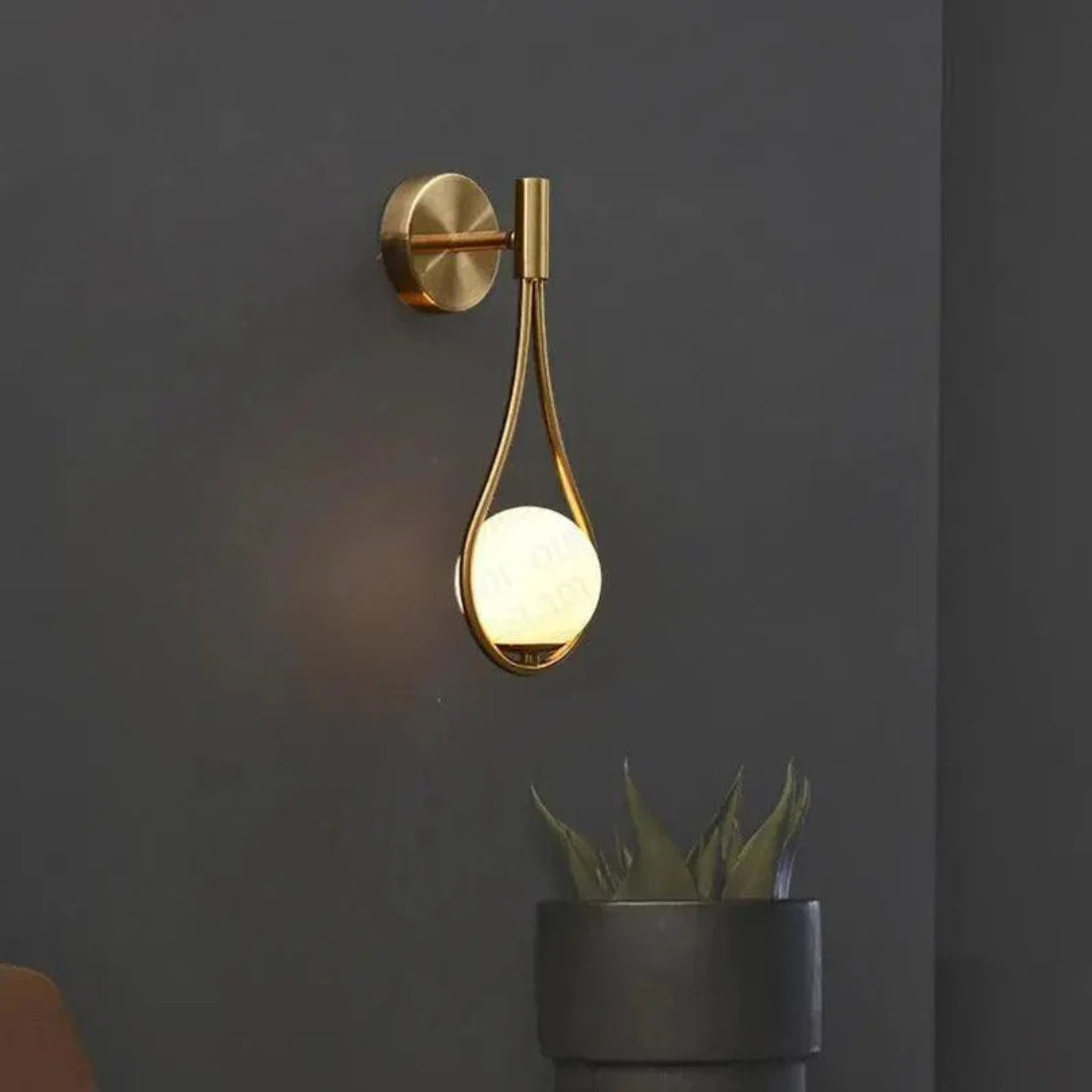Gemma | Elegante Druppelvormige Wandlamp – Sculpturaal Design met Glazen Orb