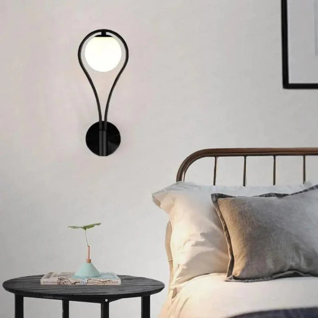 Gemma | Elegante Druppelvormige Wandlamp – Sculpturaal Design met Glazen Orb