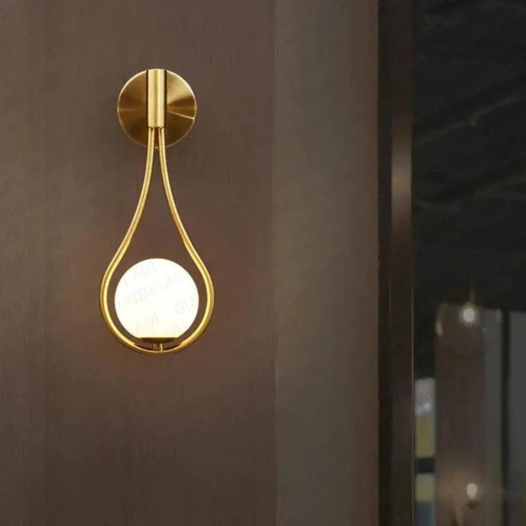 Gemma | Elegante Druppelvormige Wandlamp – Sculpturaal Design met Glazen Orb