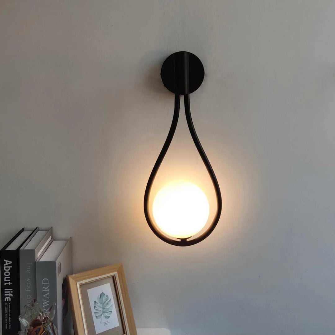 Gemma | Elegante Druppelvormige Wandlamp – Sculpturaal Design met Glazen Orb