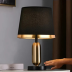 Noir | Tafellamp met Zwarte Stoffen Kap – Modern Design – Matzwart & Goud