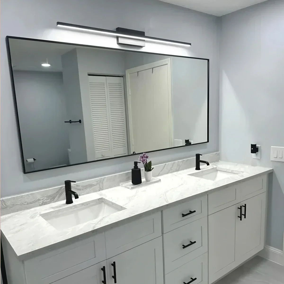 Lineaform | Minimalistische Badkamer LED Spiegellamp