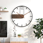 Toki | Minimalistische Wandklok – Industrieel Zwart Metaal met Walnoothouten Accent