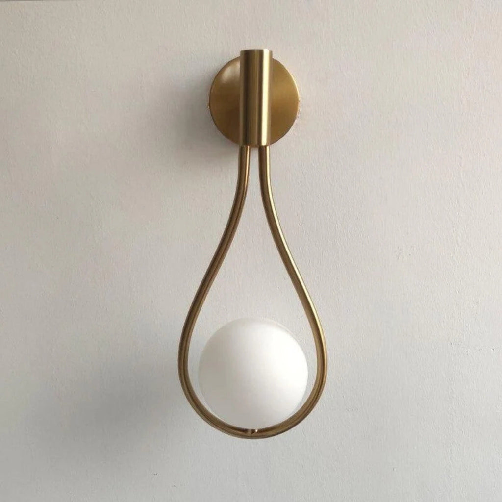 Gemma | Elegante Druppelvormige Wandlamp – Sculpturaal Design met Glazen Orb