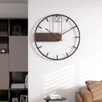 Toki | Minimalistische Wandklok – Industrieel Zwart Metaal met Walnoothouten Accent