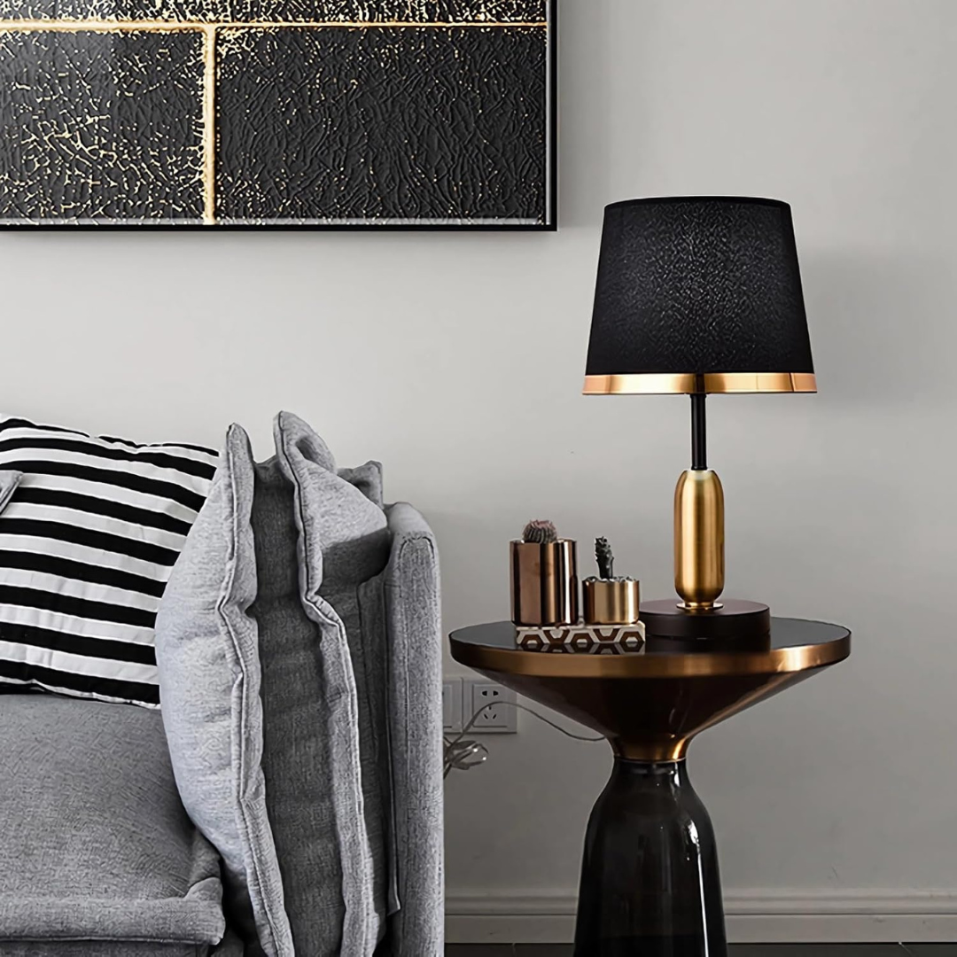 Noir | Tafellamp met Zwarte Stoffen Kap – Modern Design – Matzwart & Goud