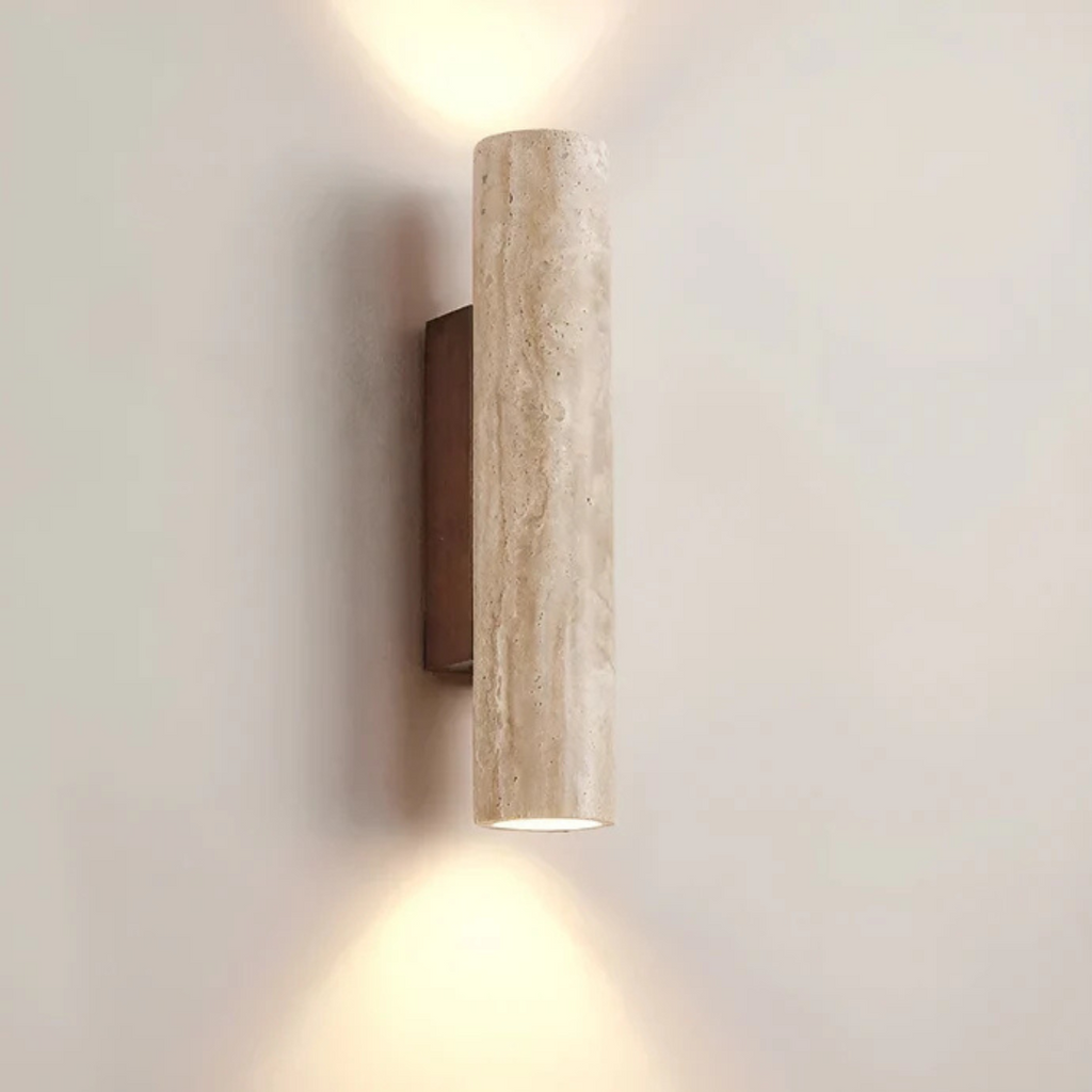 Kato | Verticale Wabi Sabi Travertijn Wandlamp