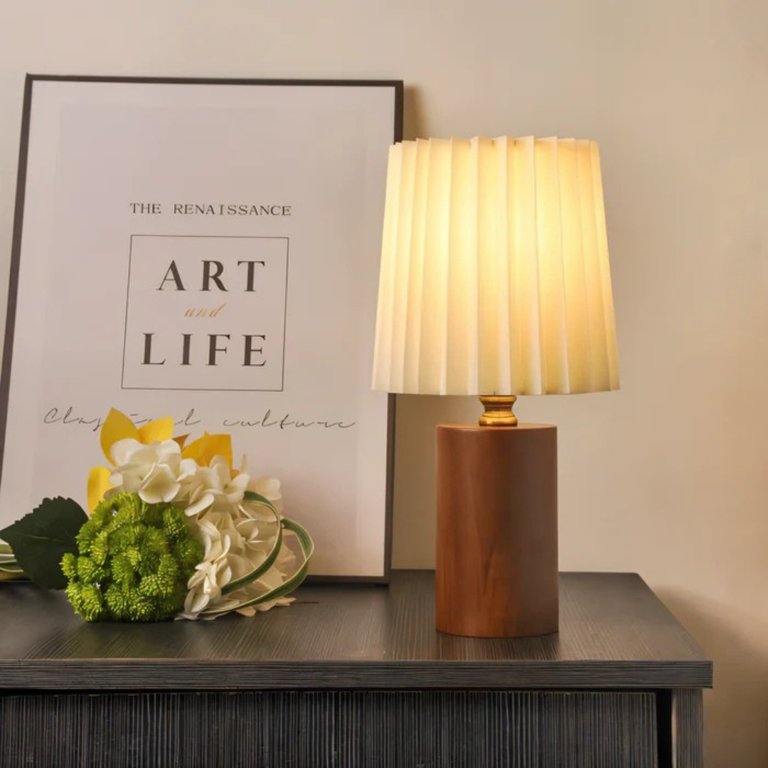 LegnoPuro | Scandinavische LED Tafellamp – Houten Voet – Geplisseerde Kap – Warmwit