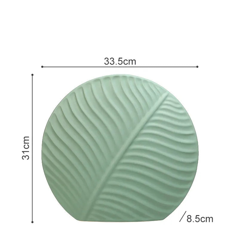 Linia | Handgemaakte Keramische Vaas – Scandinavisch Design met Organische Bladstructuur