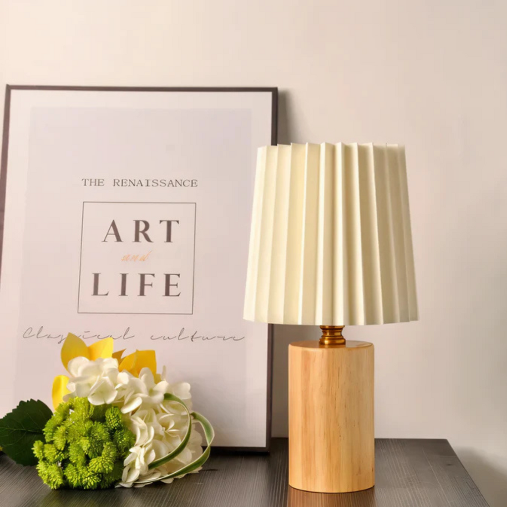 LegnoPuro | Scandinavische LED Tafellamp – Houten Voet – Geplisseerde Kap – Warmwit