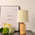 LegnoPuro | Scandinavische LED Tafellamp – Houten Voet – Geplisseerde Kap – Warmwit