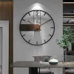 Toki | Minimalistische Wandklok – Industrieel Zwart Metaal met Walnoothouten Accent