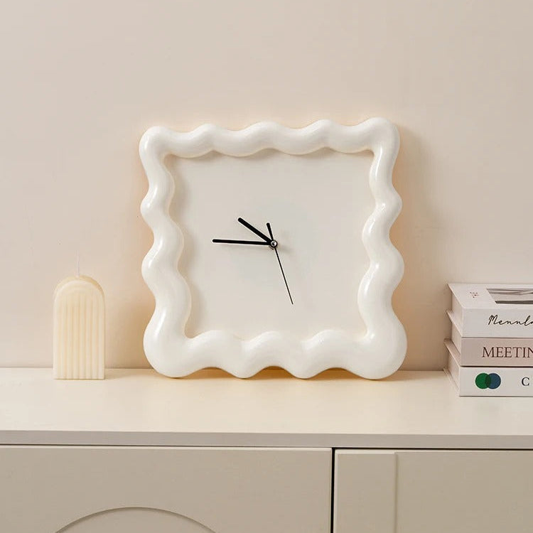 Balthazar | Moderne Golvende Wandklok – Minimalistisch 3D Design met Artistiek Frame
