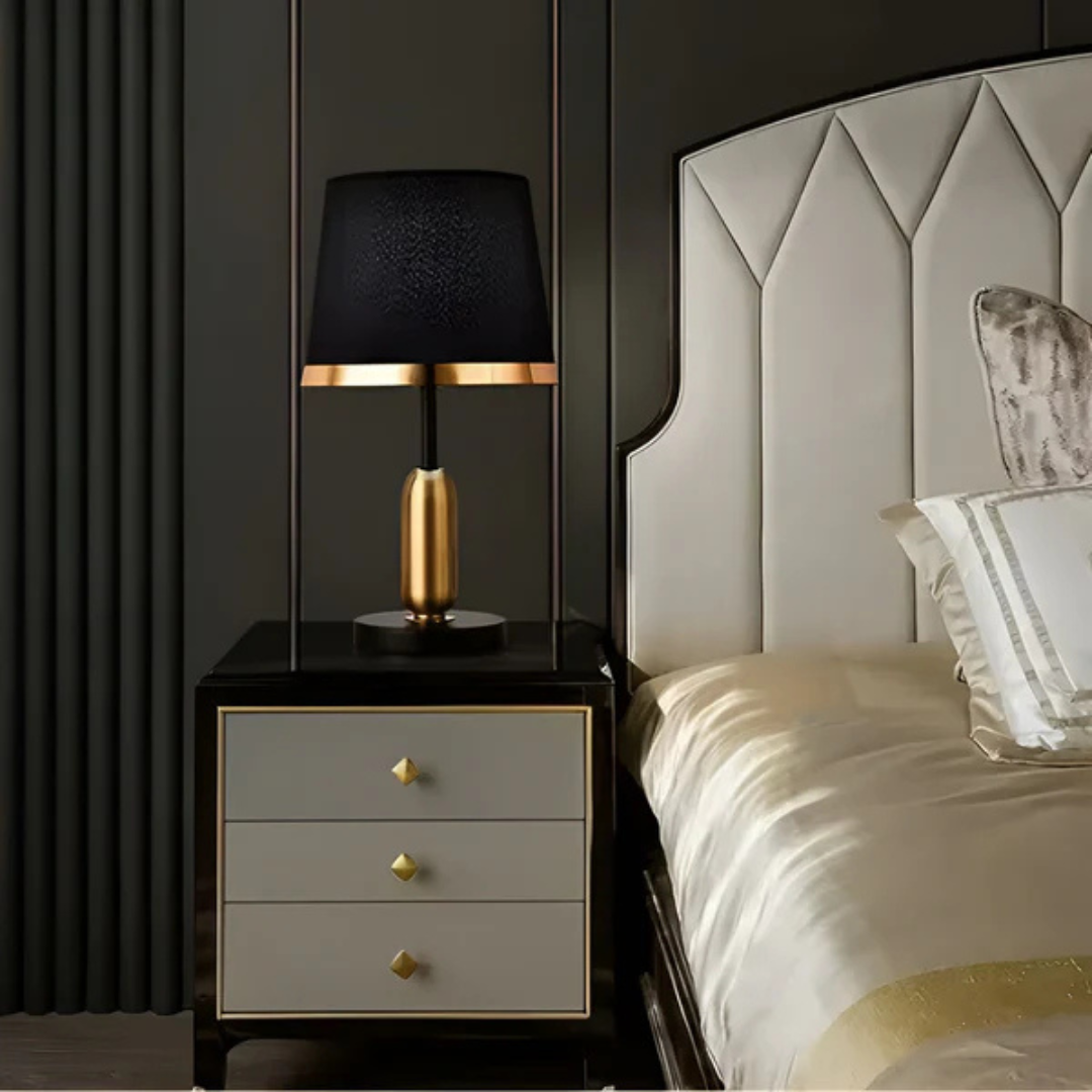 Noir | Tafellamp met Zwarte Stoffen Kap – Modern Design – Matzwart & Goud