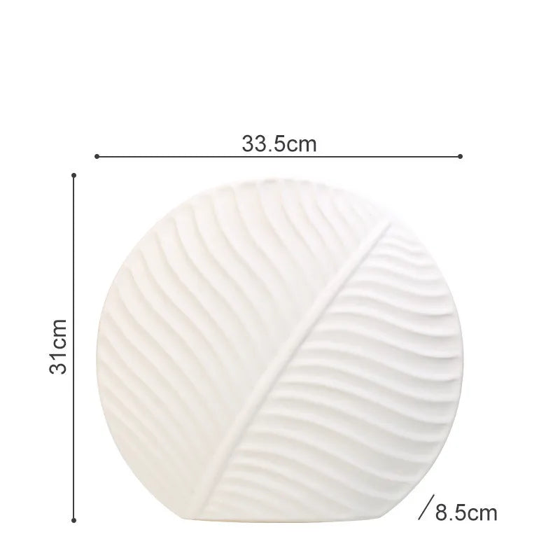 Linia | Handgemaakte Keramische Vaas – Scandinavisch Design met Organische Bladstructuur
