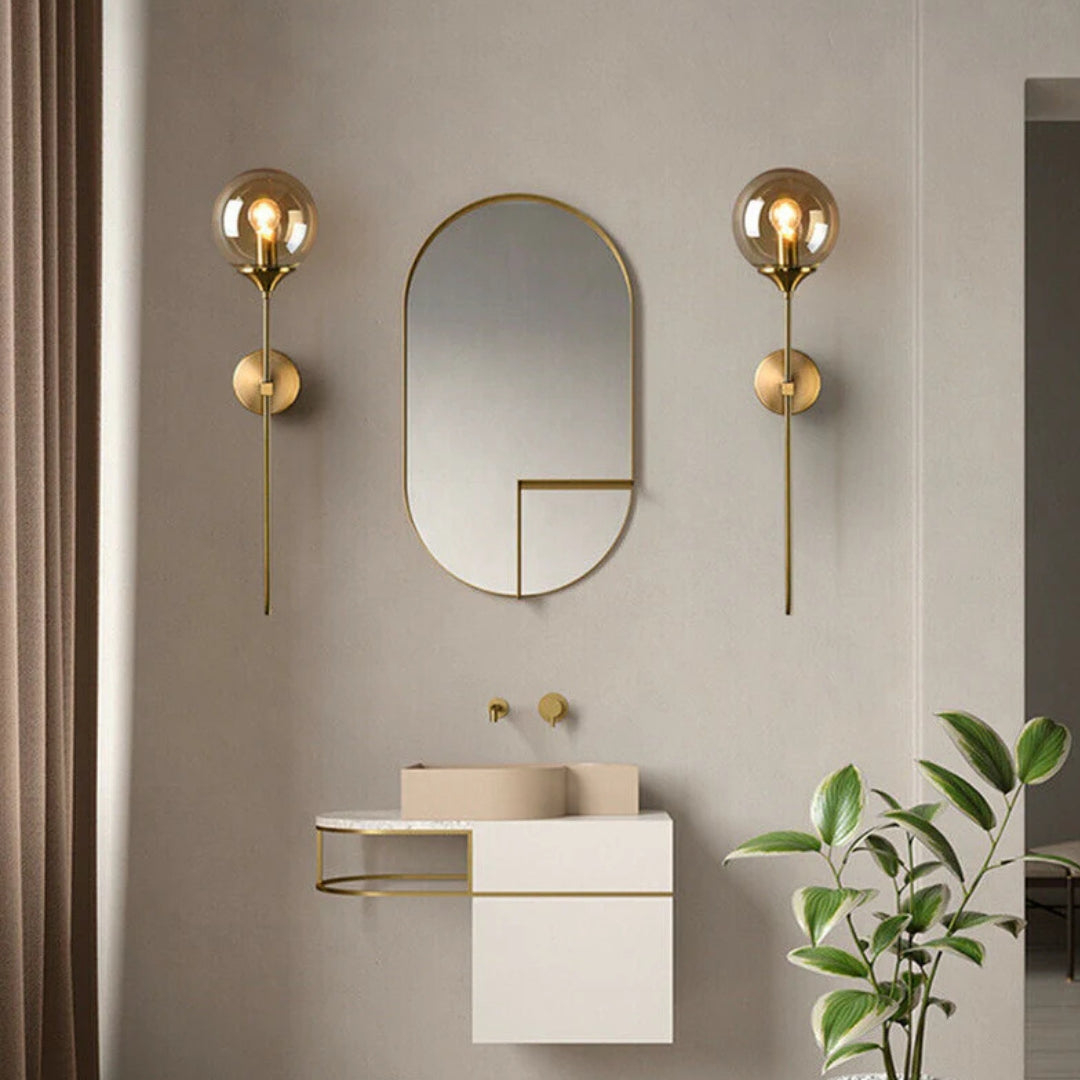 Lior | Elegante Verticale Wandlamp met Glazen Bol