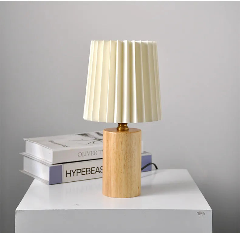 LegnoPuro | Scandinavische LED Tafellamp – Houten Voet – Geplisseerde Kap – Warmwit