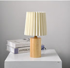 LegnoPuro | Scandinavische LED Tafellamp – Houten Voet – Geplisseerde Kap – Warmwit