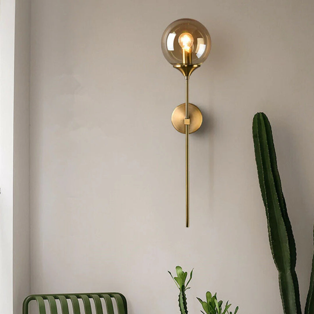 Lior | Elegante Verticale Wandlamp met Glazen Bol