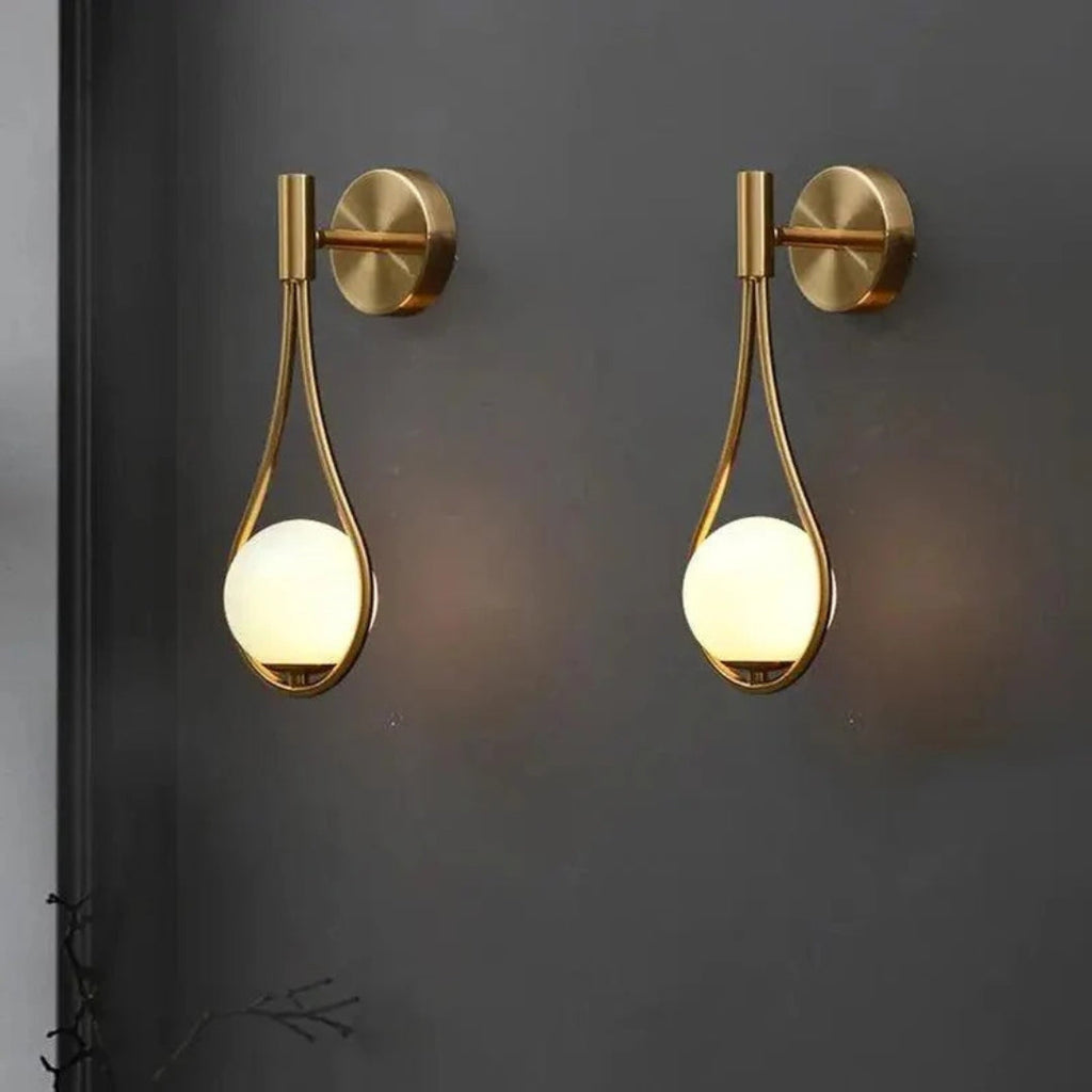 Gemma | Elegante Druppelvormige Wandlamp – Sculpturaal Design met Glazen Orb