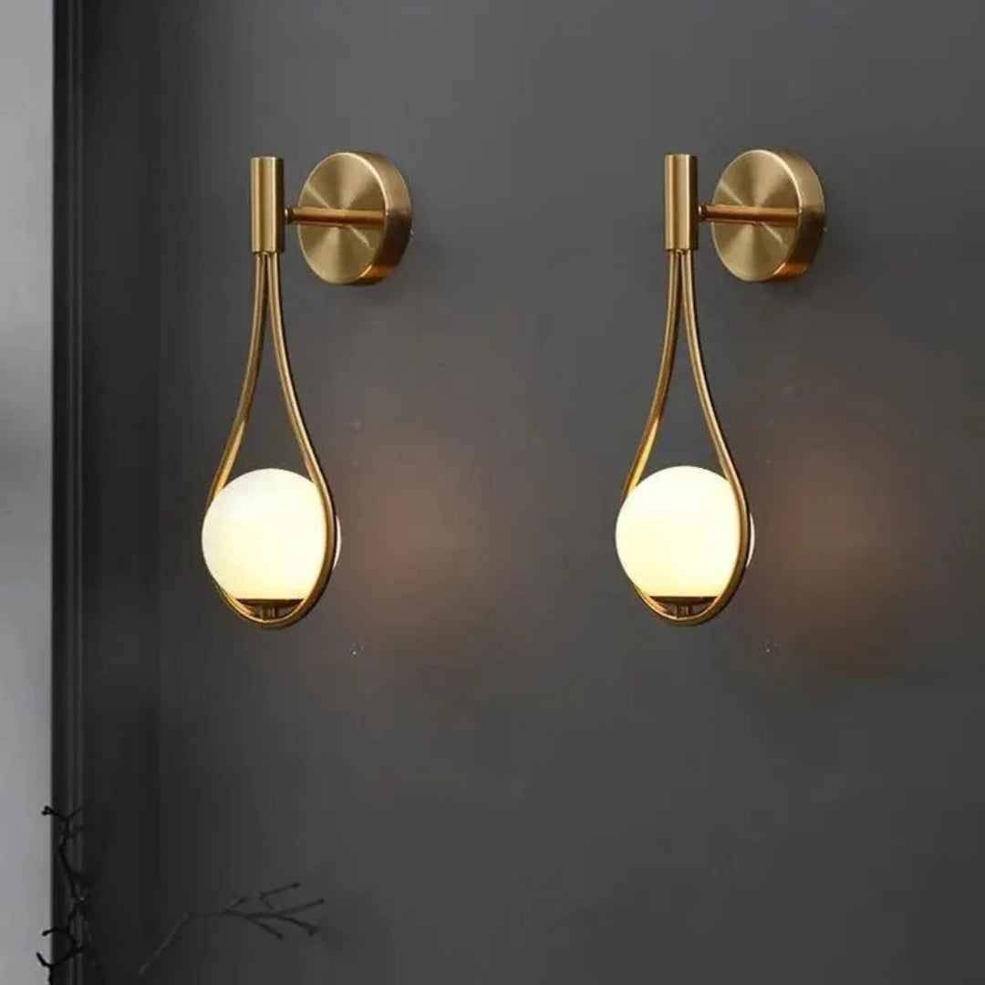 Gemma | Elegante Druppelvormige Wandlamp – Sculpturaal Design met Glazen Orb