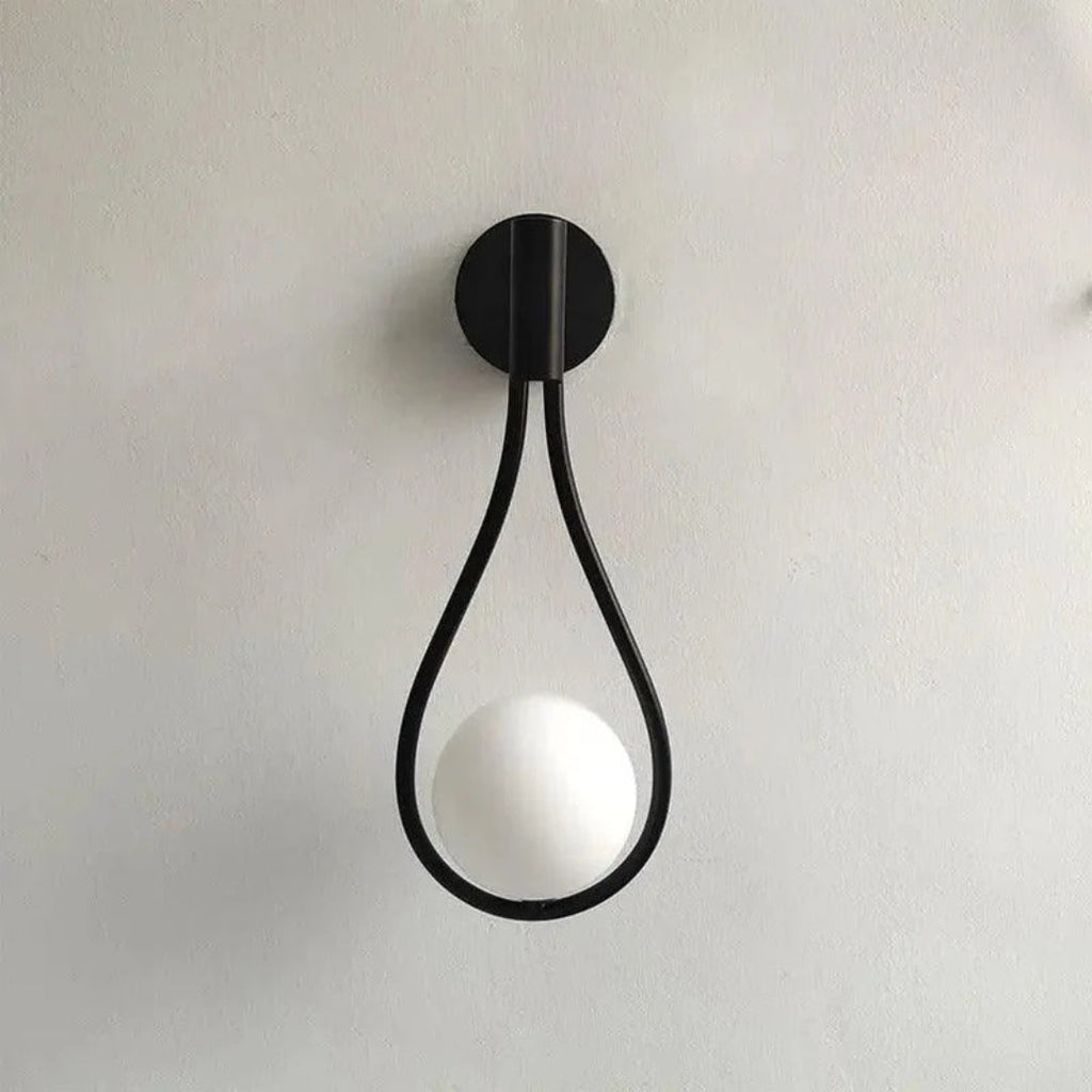 Gemma | Elegante Druppelvormige Wandlamp – Sculpturaal Design met Glazen Orb