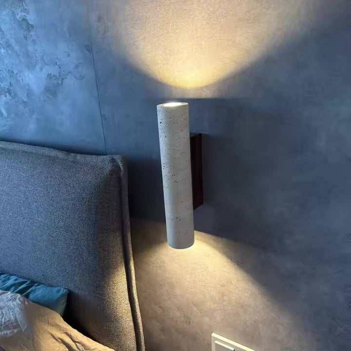 Kato | Verticale Wabi Sabi Travertijn Wandlamp