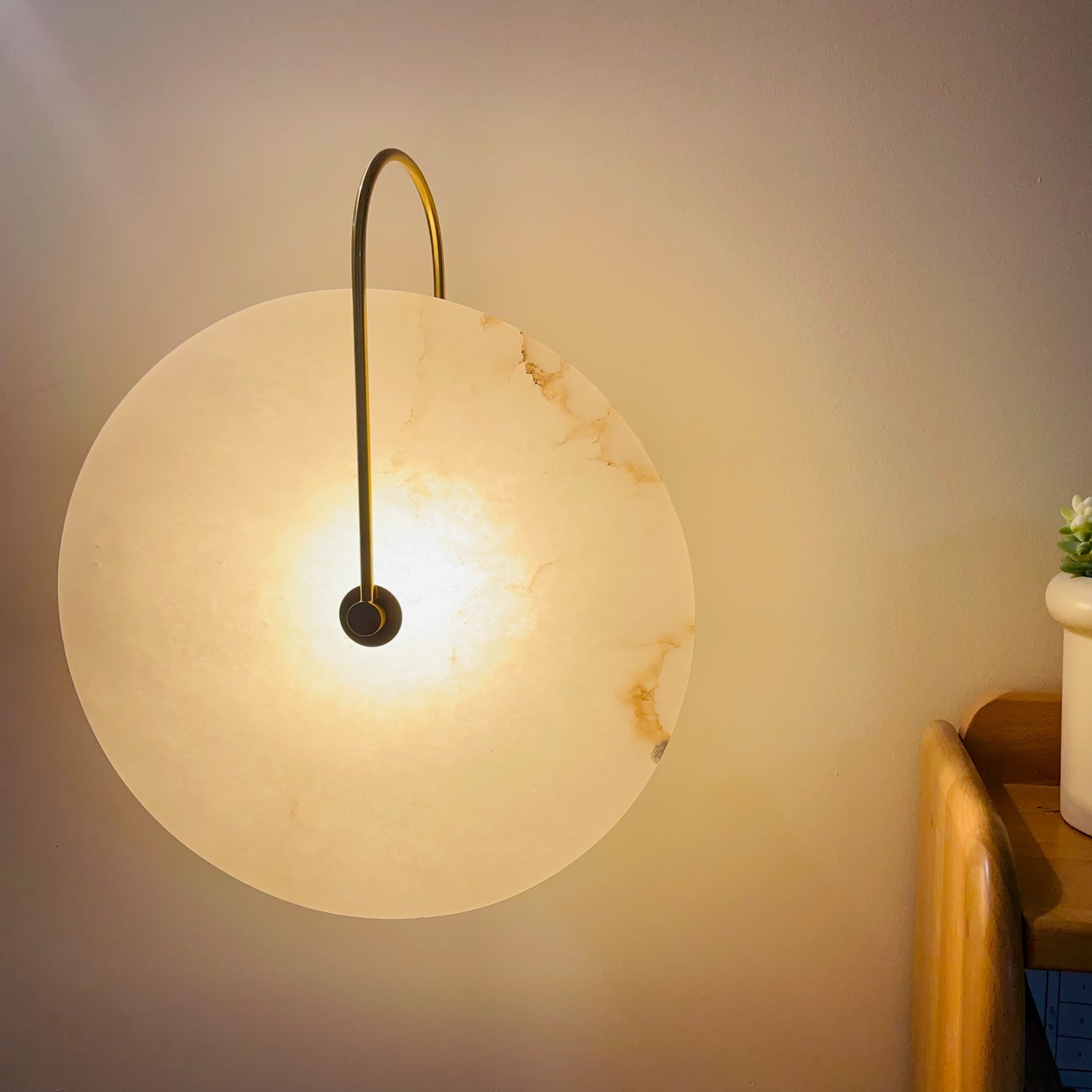 Alba | Wandlamp van Albast met Art Deco Design