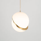 Liona | Moderne Bolvormige Hanglamp – Verfijnd Acryl met Messing Accenten & Verstelbare Kabel