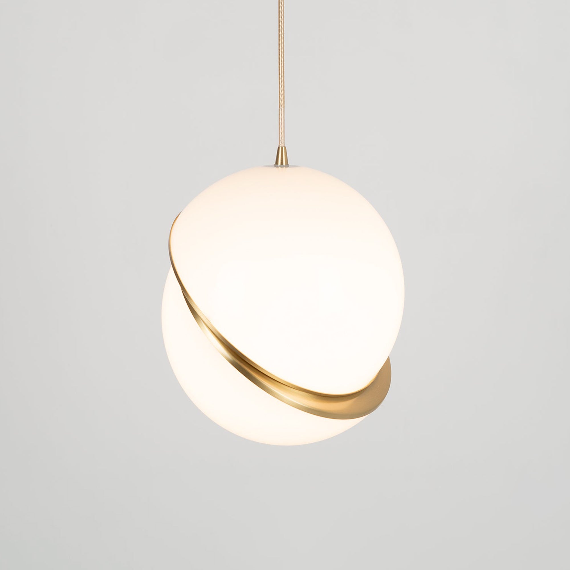 Liona | Moderne Bolvormige Hanglamp – Verfijnd Acryl met Messing Accenten & Verstelbare Kabel