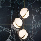 Liona | Moderne Bolvormige Hanglamp – Verfijnd Acryl met Messing Accenten & Verstelbare Kabel