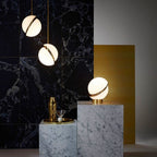 Liona | Moderne Bolvormige Hanglamp – Verfijnd Acryl met Messing Accenten & Verstelbare Kabel