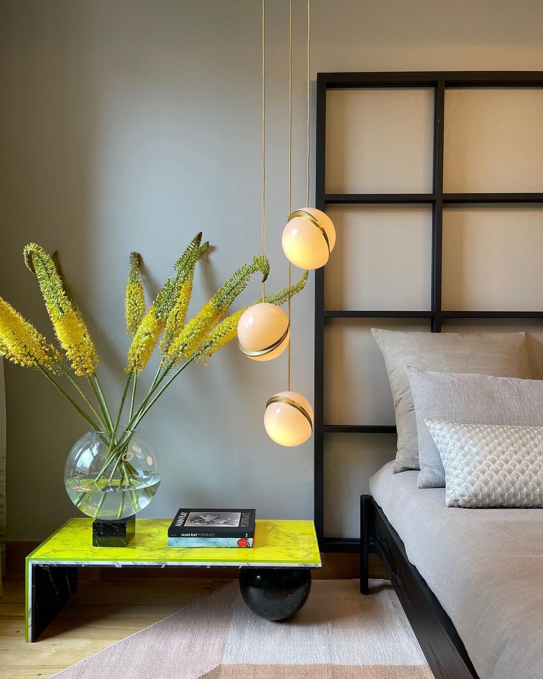 Liona | Moderne Bolvormige Hanglamp – Verfijnd Acryl met Messing Accenten & Verstelbare Kabel