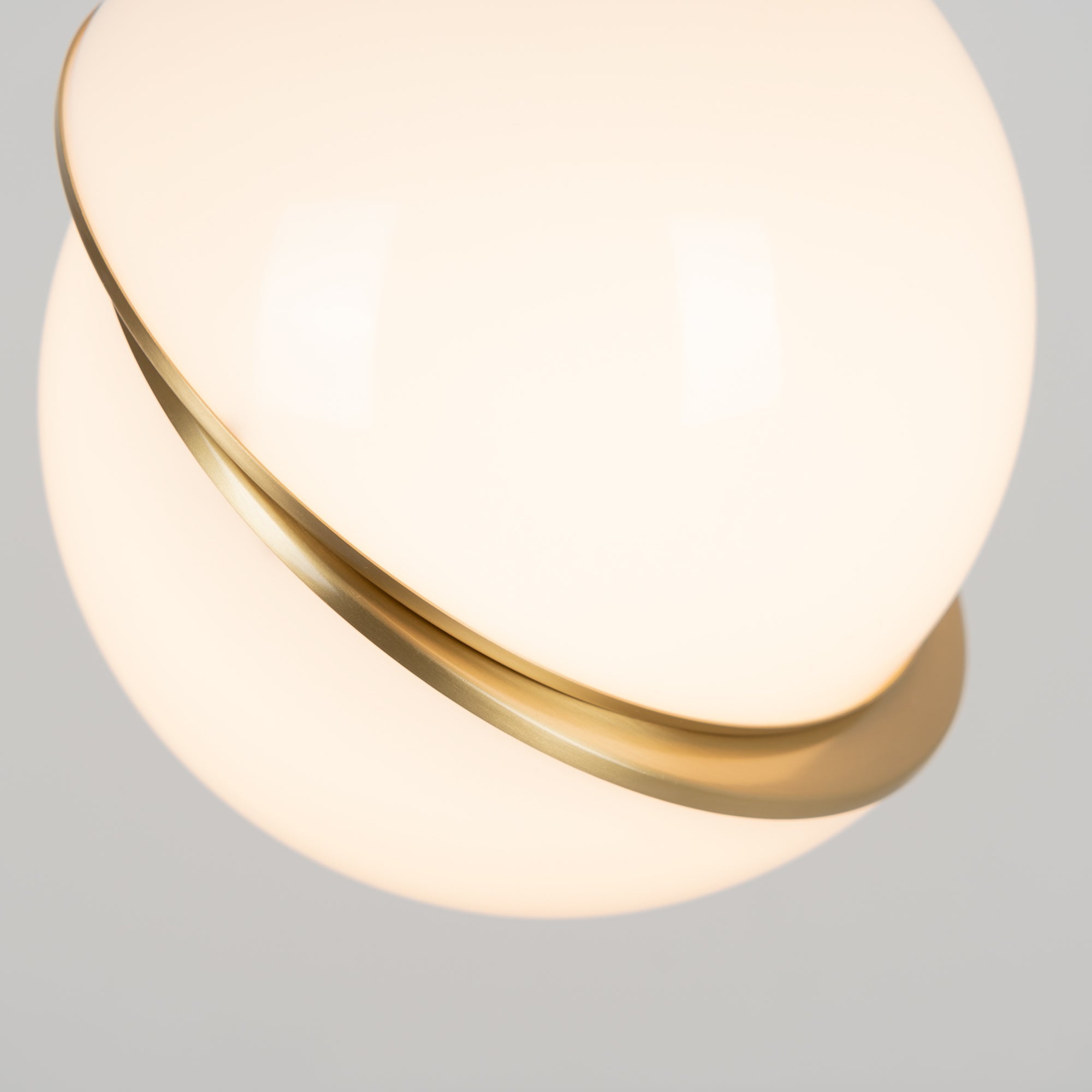 Liona | Moderne Bolvormige Hanglamp – Verfijnd Acryl met Messing Accenten & Verstelbare Kabel