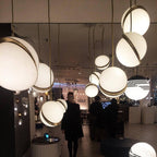 Liona | Moderne Bolvormige Hanglamp – Verfijnd Acryl met Messing Accenten & Verstelbare Kabel