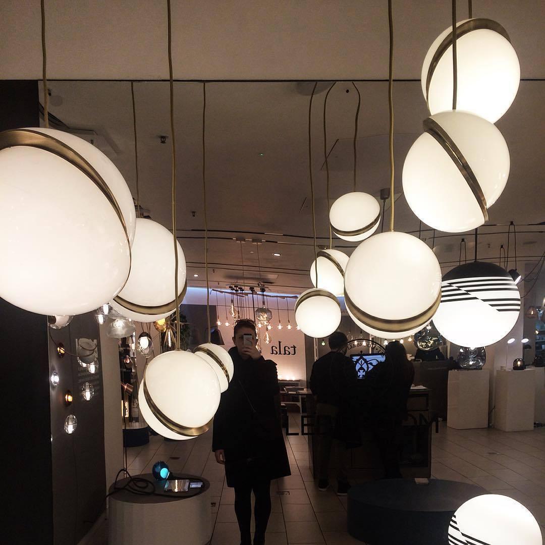 Liona | Moderne Bolvormige Hanglamp – Verfijnd Acryl met Messing Accenten & Verstelbare Kabel