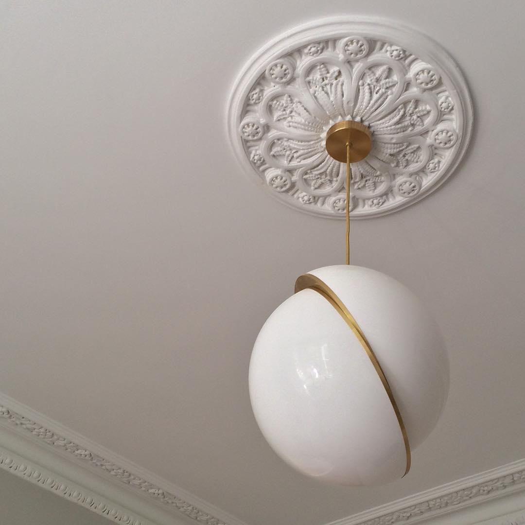 Liona | Moderne Bolvormige Hanglamp – Verfijnd Acryl met Messing Accenten & Verstelbare Kabel