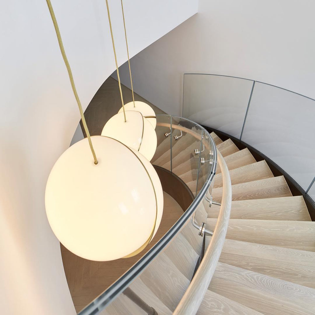Liona | Moderne Bolvormige Hanglamp – Verfijnd Acryl met Messing Accenten & Verstelbare Kabel