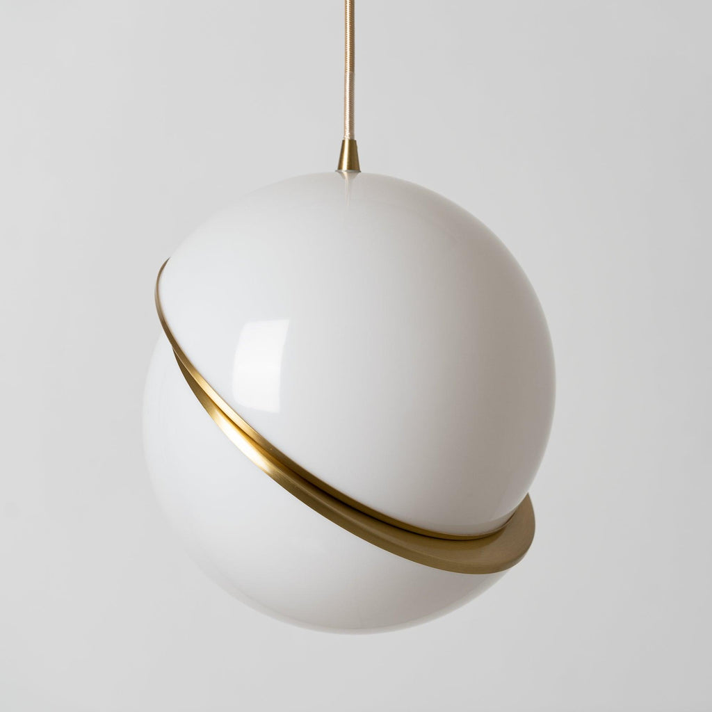 Liona | Moderne Bolvormige Hanglamp – Verfijnd Acryl met Messing Accenten & Verstelbare Kabel