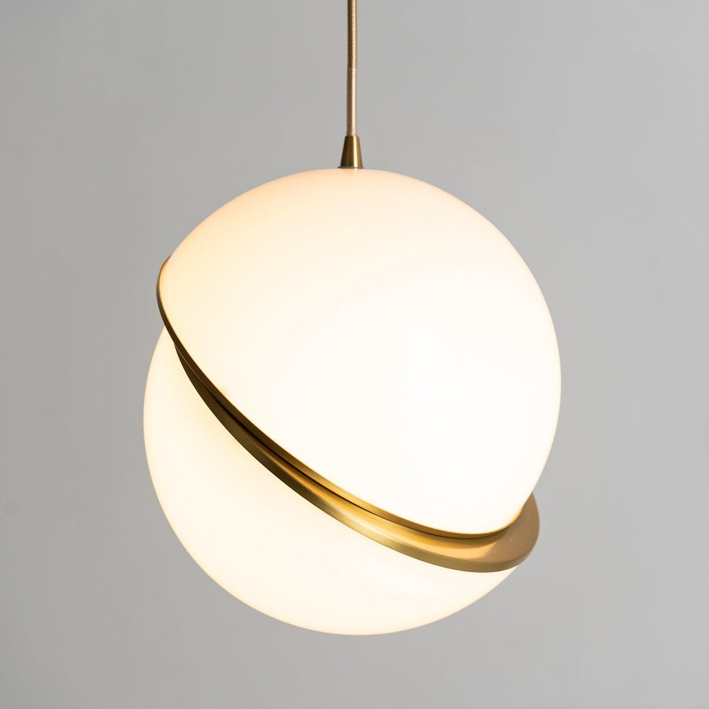 Liona | Moderne Bolvormige Hanglamp – Verfijnd Acryl met Messing Accenten & Verstelbare Kabel