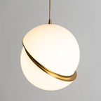 Liona | Moderne Bolvormige Hanglamp – Verfijnd Acryl met Messing Accenten & Verstelbare Kabel