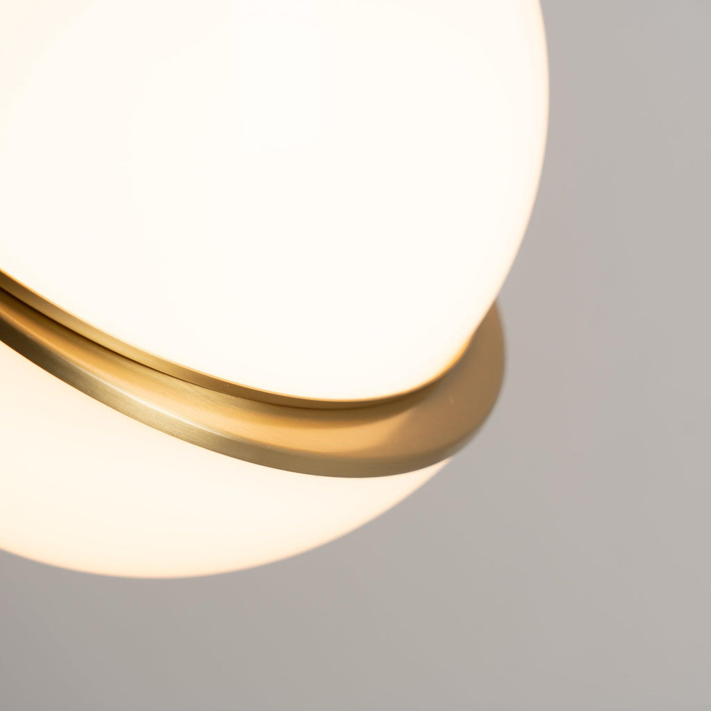 Liona | Moderne Bolvormige Hanglamp – Verfijnd Acryl met Messing Accenten & Verstelbare Kabel