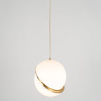 Liona | Moderne Bolvormige Hanglamp – Verfijnd Acryl met Messing Accenten & Verstelbare Kabel