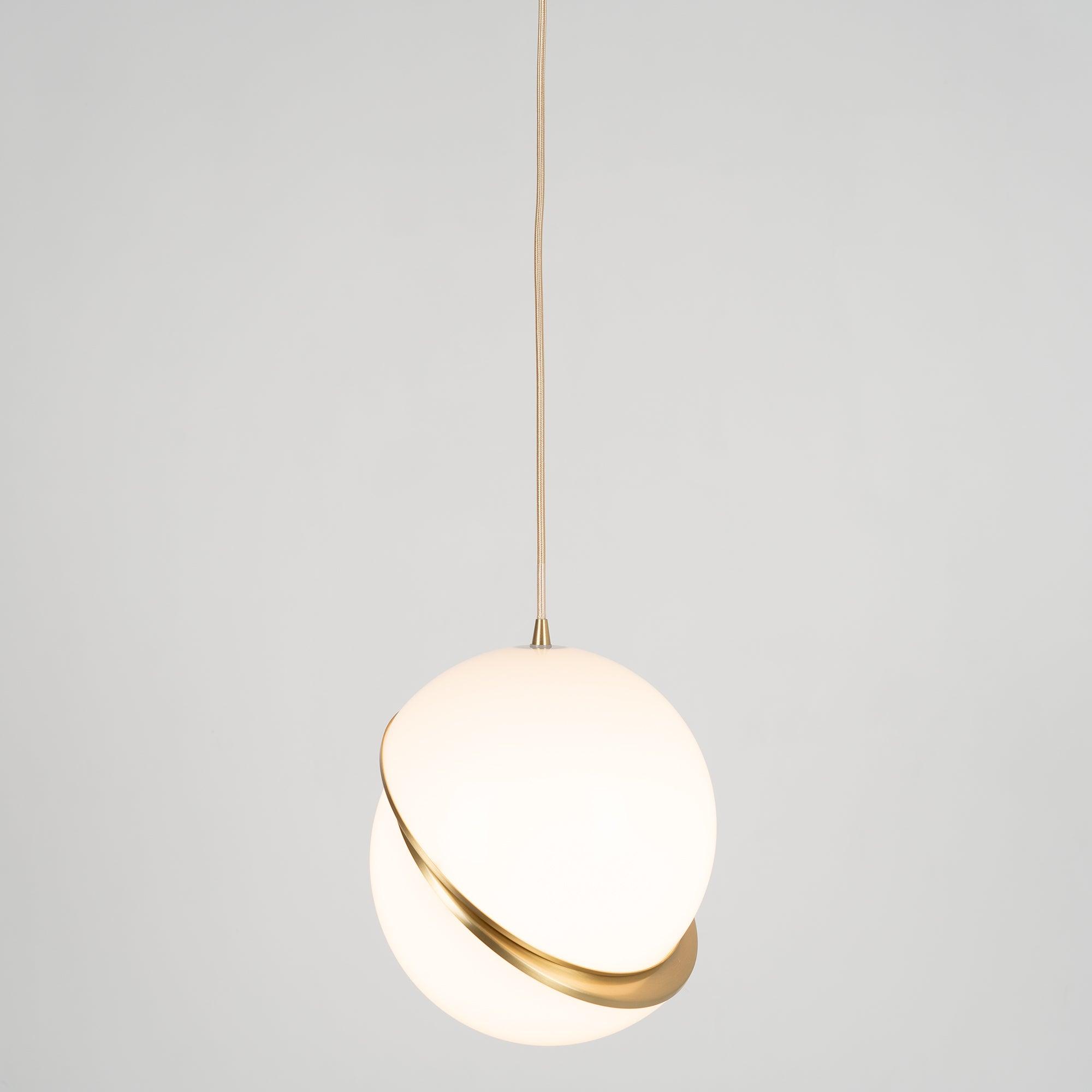 Liona | Moderne Bolvormige Hanglamp – Verfijnd Acryl met Messing Accenten & Verstelbare Kabel