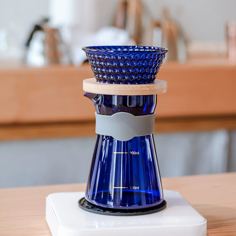 Azzurro-V60 | Glazen Koffiedripper – Handgemaakt Borosilicaatglas – Inclusief Houten Basis