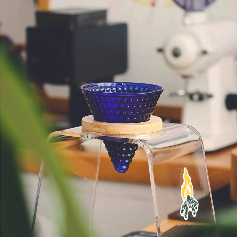 Azzurro-V60 | Glazen Koffiedripper – Handgemaakt Borosilicaatglas – Inclusief Houten Basis