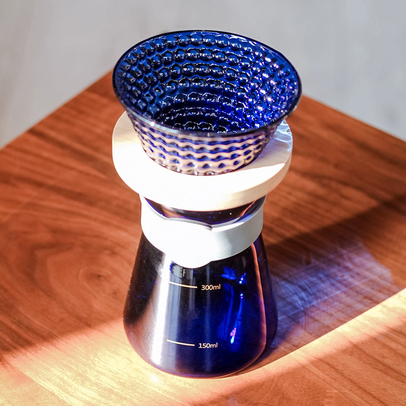 Azzurro-V60 | Glazen Koffiedripper – Handgemaakt Borosilicaatglas – Inclusief Houten Basis