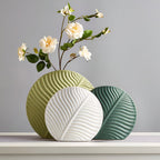 Linia | Handgemaakte Keramische Vaas – Scandinavisch Design met Organische Bladstructuur
